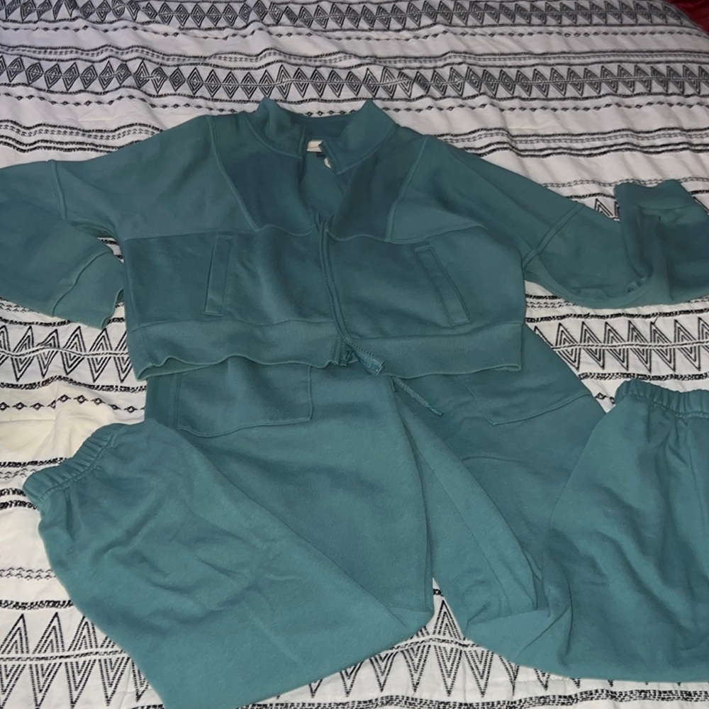 I am selling a sweat suit set a very fall color !